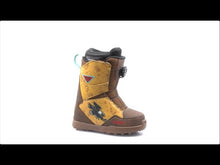 Load and play video in Gallery viewer, Thirtytwo Youth Lashed BOA® X Crab Grab Snowboard Boots